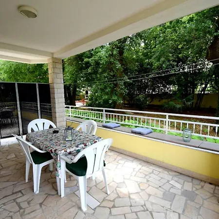 Apartments Andrea Malinska Exterior photo